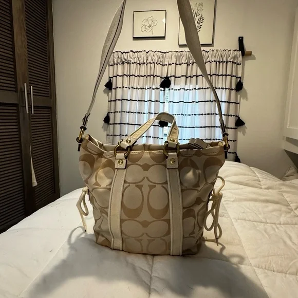 Coach Bucket Style Signature logo with Heart Accents - Picture 14 of 15